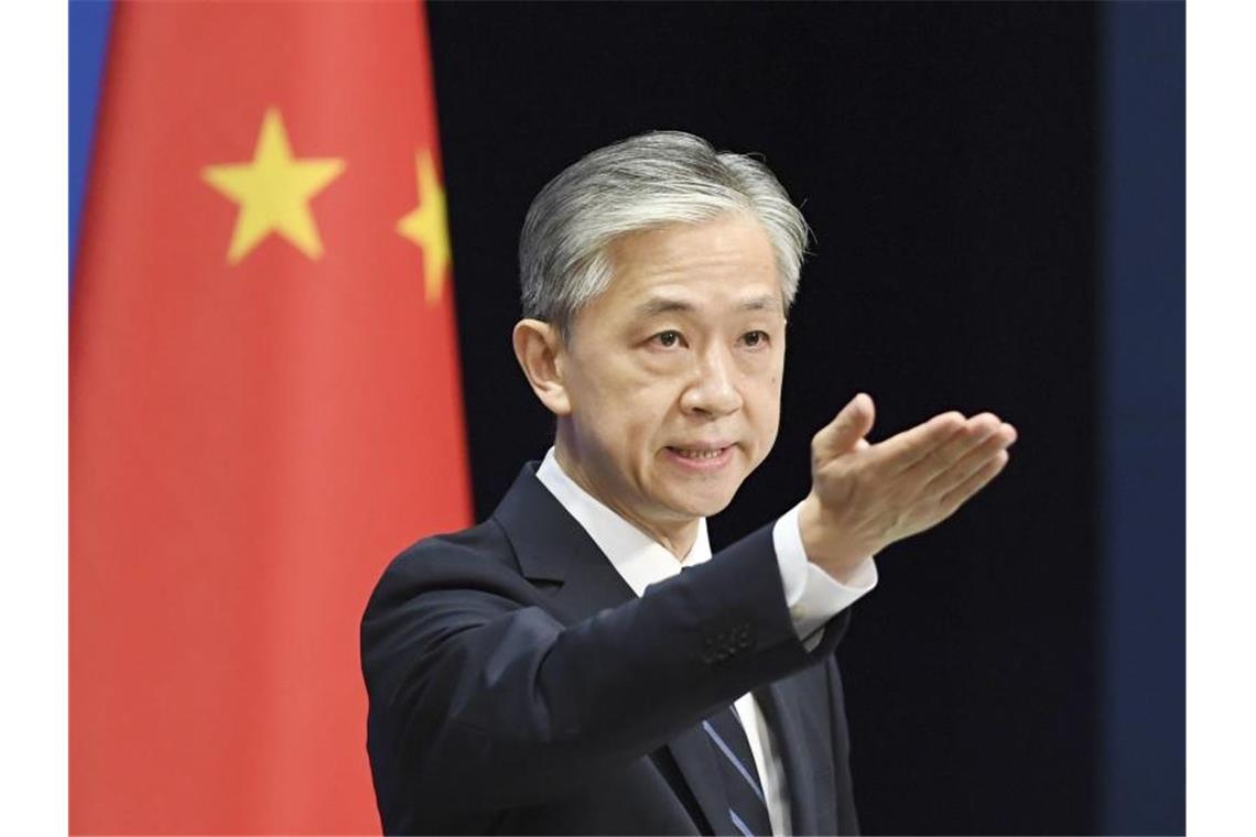 Wang Wenbin, ein Sprecher des Pekinger Außenministeriums, während einer Pressekonferenz. Foto: -/kyodo/dpa