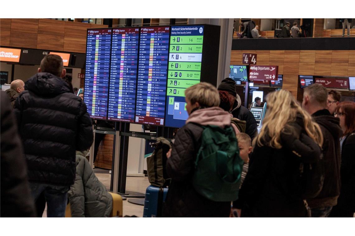 Wann der Flugbetrieb wieder aufgenommen werden kann, war am Morgen noch unklar.