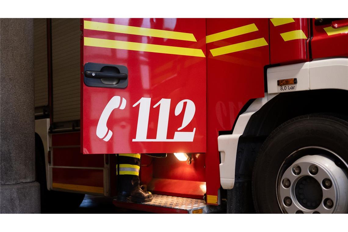 Haus geht in Flammen auf – vier Verletzte und hoher Schaden Wann die Löscharbeiten beendet sein werden, war laut Polizei zunächst unklar. (Symbolbild)