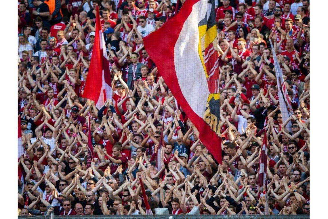 Wann dürfen die Fans wieder in die Stadien?. Foto: Lino Mirgeler/dpa