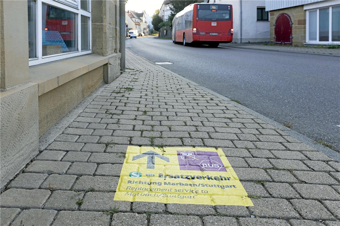 Zu früh gefreut? Irritationen um die S4 Wann ist Schluss mit dem Schienenersatzverkehr? Offiziell endet der Auftrag der Busunternehmen am 14. Dezember, eine Fortsetzung ist aber keineswegs ausgeschlossen. Foto: Jörg Fiedler