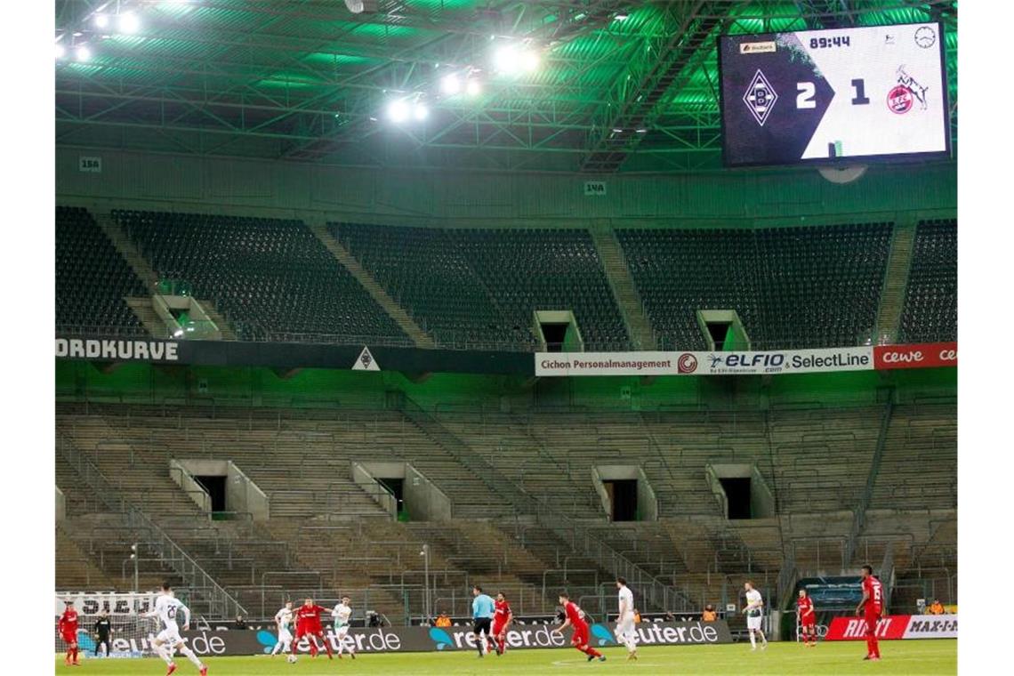 Spannende Fußball-Woche: Dachverbände beraten über Saison Wann kommen die Geisterspiele?. Foto: Roland Weihrauch/dpa
