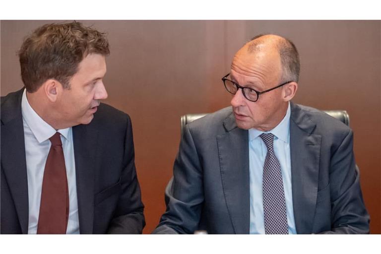 Wann kommt die Entscheidung? Bundeskanzler Friedrich Merz (rechts, CDU) und Finanzminister Lars Klingbeil (SPD) ringen um die Entscheidung, wie Autofahrer am besten vor den hohen Benzin- und Dieselpreisen geschützt werden.