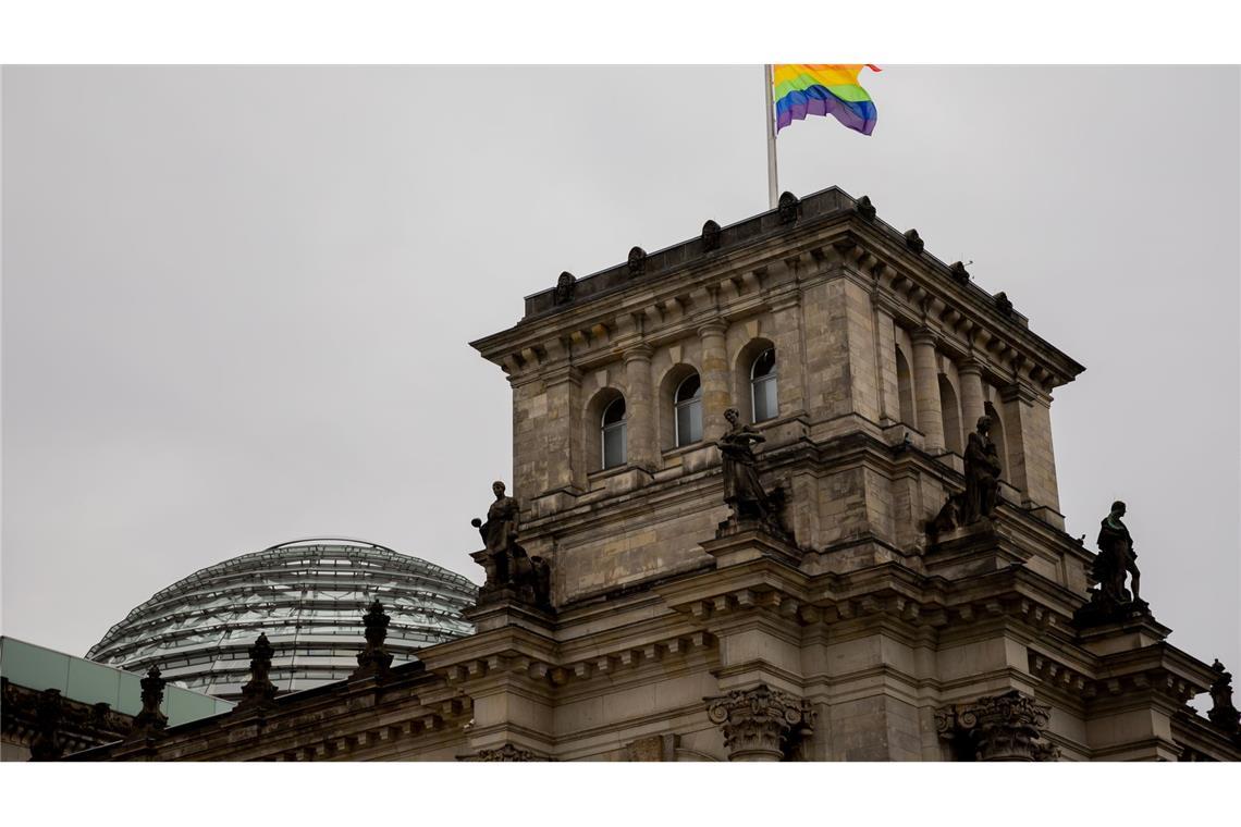 Julia Klöckner hisst die Regenbogenflagge – einmal im Jahr