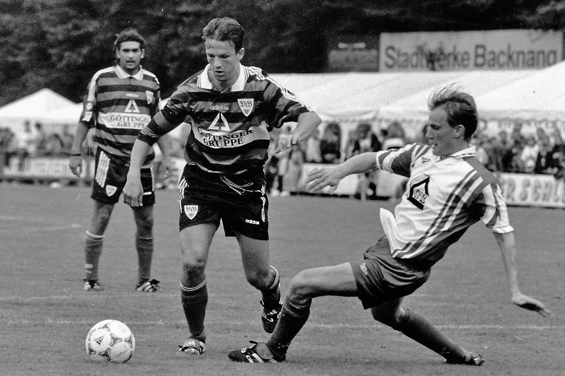 War am 10. Juli 1998 in den Etzwiesen für den VfB am Ball: Fredi Bobic, der hier von TSG-Kicker Achim Weiß bedrängt wird. Archivfoto: B. Strohmaier