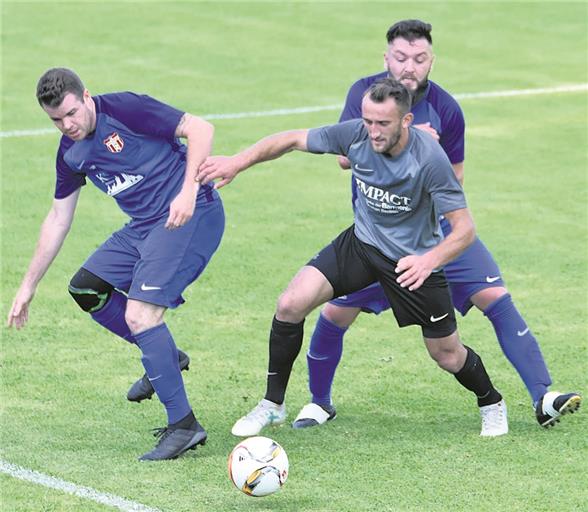 War auch von zwei Welzheimern wie hier von Tobias Krieg (links) und Tolga Salman selten zu stoppen: Hößlinswarts Torjäger Faton Sylaj, der das 1:0 für den KTSV erzielte. Foto: T. Sellmaier