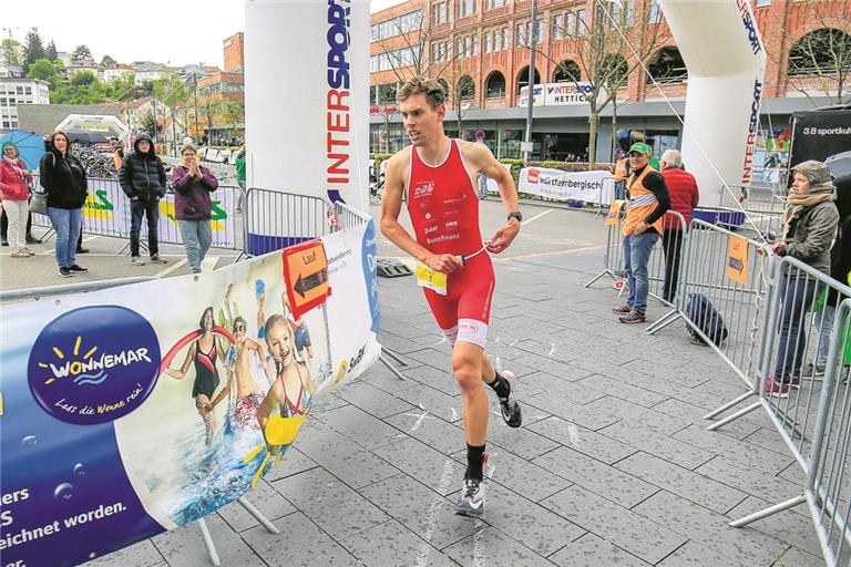 War bei seinem ersten Start in Backnang nicht zu stoppen: Stefan Betz aus Schweinfurt enteilte der Konkurrenz.Fotos: A. Becher