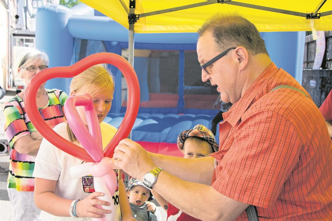 War beim letzten Geno-Fest stets von vielen Kindern umlagert: Ballonkünstler Lino. Foto: privat