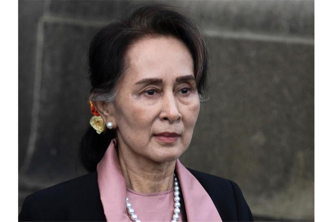 Aung San Suu Kyi zu weiteren vier Jahren Haft verurteilt War bereits Anfang Dezember in zwei anderen Anklagepunkten schuldig gesprochen worden: Aung San Suu Kyi. Foto: Peter Dejong/AP/dpa