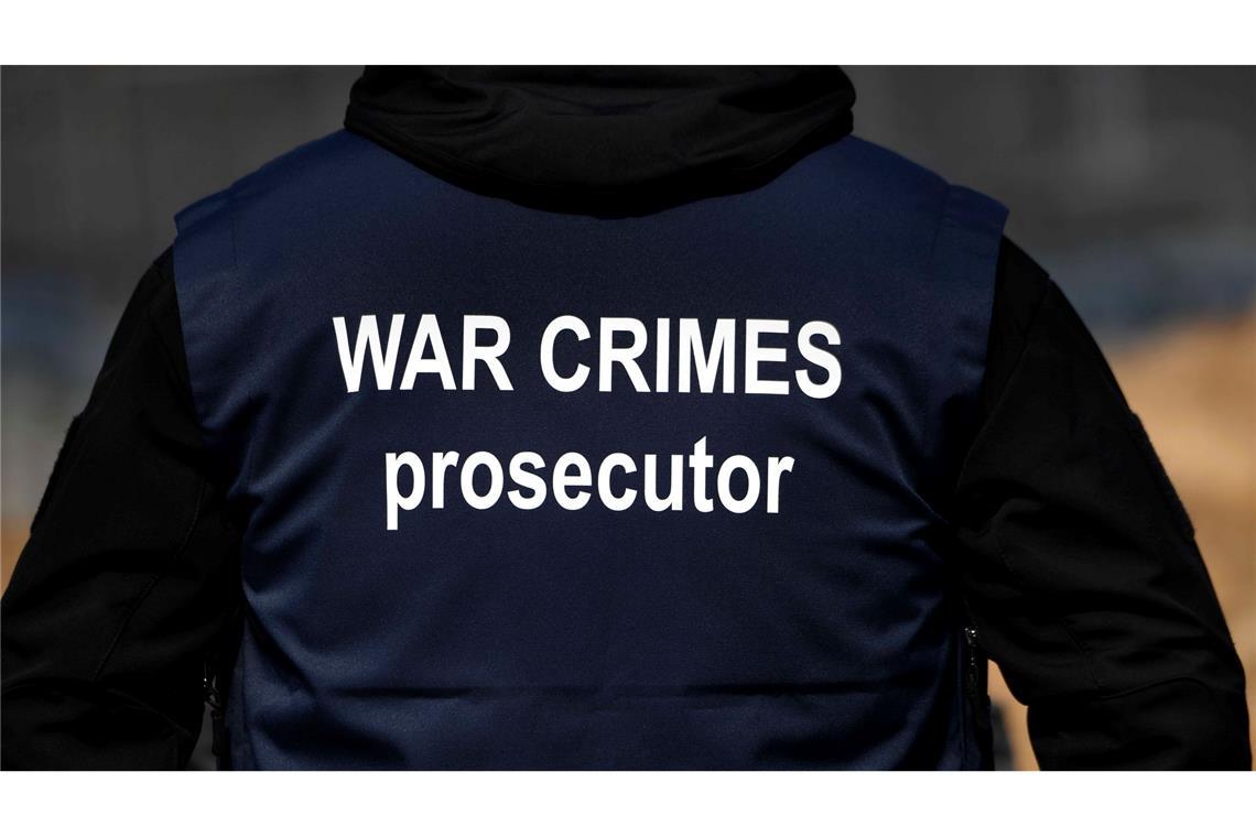 "War Crimes Prosecutor" ("Ankläger für Kriegsverbrechen")
Ein Ermittler eines internationalen Forensik-Teams.