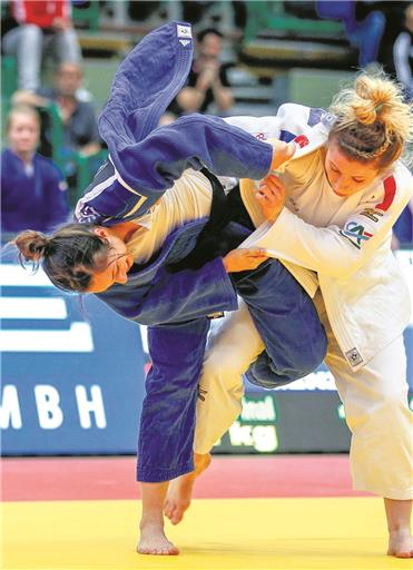 War einmal unkonzentriert, fiel und war damit schon raus: Katharina Menz (links).Foto: A. Becher