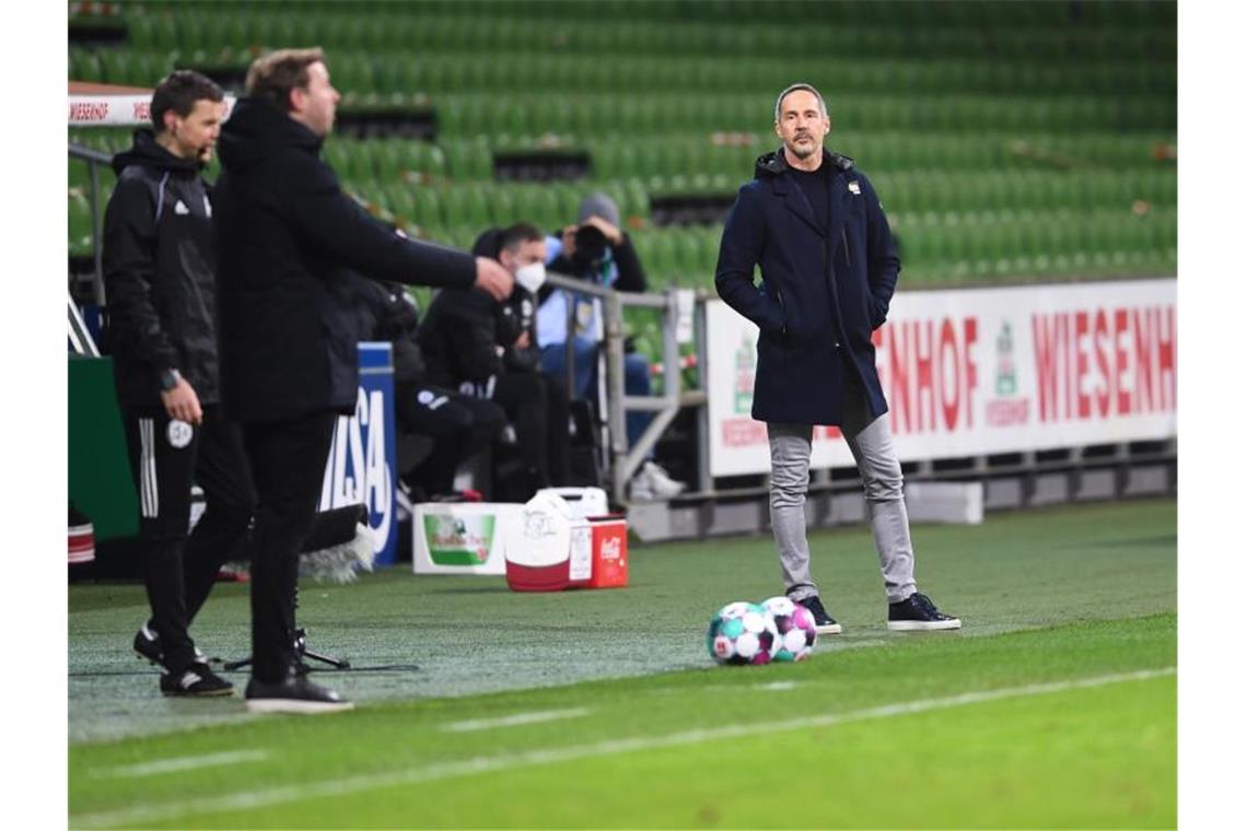 War genervt vom Verhalten von Bremens Trainer Florian Kohfeldt (l): Eintracht-Coach Adi Hütter (r). Foto: Carmen Jaspersen/dpa