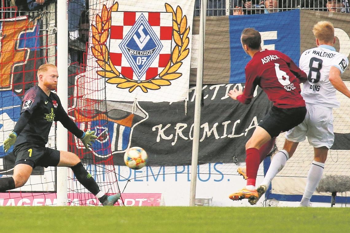 War Großaspachs Bester und glänzte mit zahlreichen Paraden, doch in dieser Situation konnte SG-Keeper Maximilian Reule das Mannheimer 2:0 durch Dorian Diring nicht verhindern.Foto: A. Becher