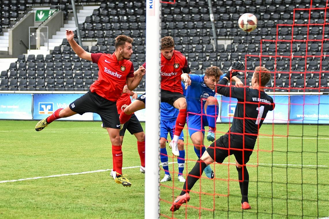 War im Halbfinale dem Kontrahenten aus Kirchheim hoch überlegen: Großaspachs A-Jugend, für die Semi Bahran (links) schon nach einer halben Stunde das 2:0 köpfte .Foto: T. Sellmaier