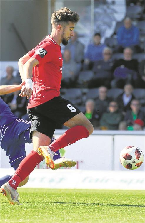 Duell mit Mentalitätsmonstern War im Mannschaftstraining bereits wieder am Ball und wird heute beim wichtigen Auswärtsspiel Aspachs in Zwickau wohl zumindest wieder in den Kader aufrücken: Offensivmann Dominik Pelivan, der vor seiner Verletzung mit guten Leistungen eine Stütze der SG war. Foto: A. Becher