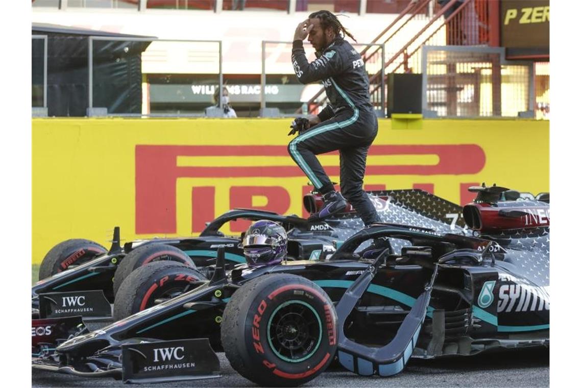 Hamilton zittert kurz: Nach Vettel-Crash zur Pole Position War im Qualifying in Sotschi am schnellsten: Mercedes-Pilot Lewis Hamilton. Foto: Luca Bruno/Pool AP/dpa