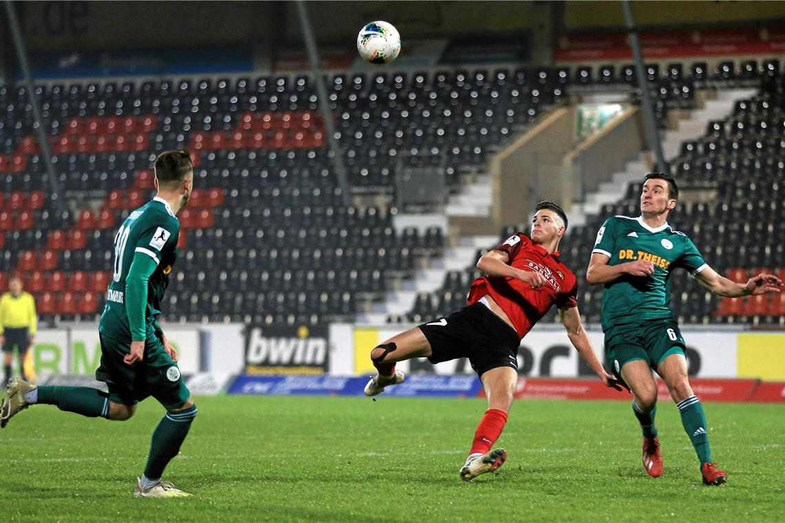 War mit Aspach gegen Homburg mehrfach dicht dran an einem zweiten Tor, musste sich am Ende aber mit einem 1:1 begnügen: Marvin Cuni (Mitte). Trainer Hans-Jürgen Boysen ärgerte sich über zwei verschenkte Punkte. Foto: A. Becher
