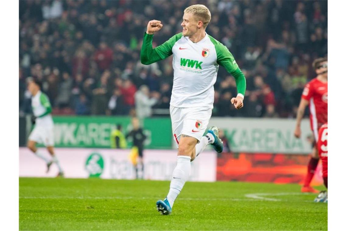 Leipzig vor Herbstmeisterschaft - Werder desolat War mit zwei Toren der gefeierte Mann beim Augsburger Sieg gegen Düsseldorf: Philipp Max. Foto: Tom Weller/dpa