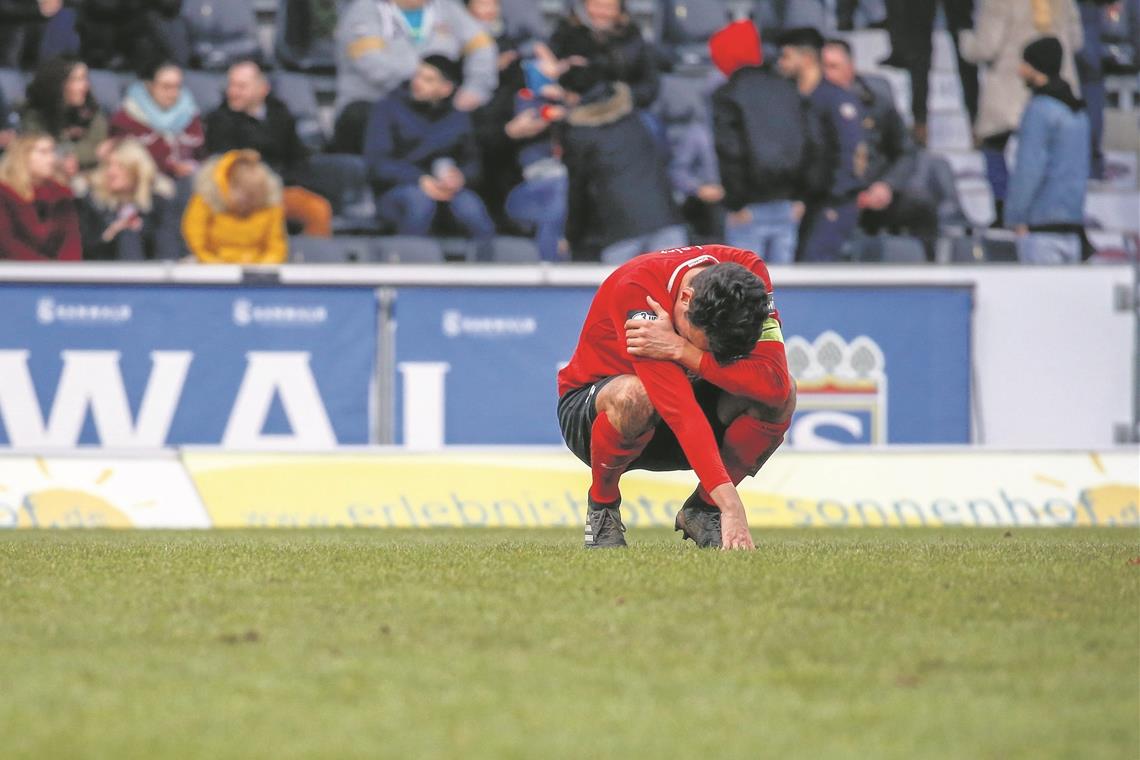 War nach der bitteren 1:4-Niederlage zum Saisonauftakt am Boden zerstört: SG-Kapitän Julian Leist. Foto: A. Becher