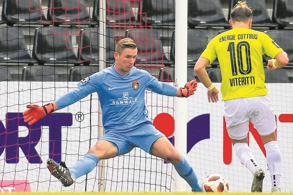 War nicht zu überwinden: SG-Torwart Kevin Broll, der mehrfach gegen frei vor ihm auftauchende Gästestürmer glänzend parierte. In der Szene scheitert Cottbus-Angreifer Fabio Viteritti aus sechs Metern am besten Mann auf dem Platz, der Aspach einen glücklichen Punkt bescherte. Foto: A. Becher
