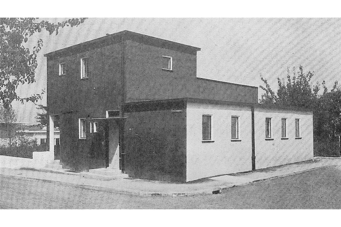 War noch nach dem  Zweiten Weltkrieg bewohnt und wurde ebenfalls erst in der Nachkriegszeit 1956 abgerissen – das Wohnhaus von Max Taut, fotografiert von Otto Lossen.