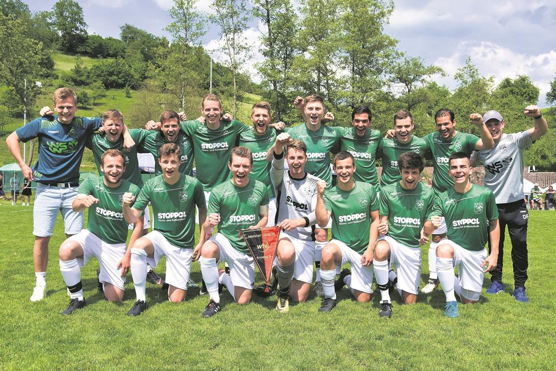 Souverän zum Titel, mutig in die neue Liga War vor allem in der Rückrunde eine Klasse für sich: Das Meisterteam der SG Oppenweiler/Strümpfelbach mit Lukas Rosenke, Maximilian Rößler, Nico Müller, Luca Krämer, Maximilian Vogt, Jannik Widmann, Manuel Perri, Benedikt Csauth, Stephen Perri, Trainer Daniel Funk (hinten von links), Felix Kübler, Malik Hassler, Marcel Friz, Paul Schmiedel, Marvin Jung, Felix Welte und Jonas Wieland (vorne). Foto: T. Sellmaier