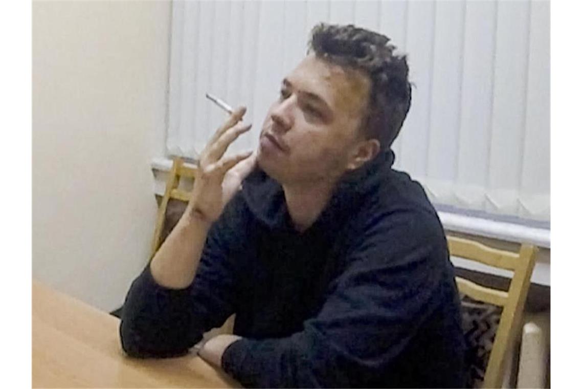 In Belarus inhaftierter Blogger - „Geständnis“ unter Folter? War vor knapp zwei Wochen in Minsk an Bord eines Ryanair-Passagierflugzeugs festgenommen worden: Roman Protassewitsch. Foto: Uncredited/ONT channel/AP/dpa