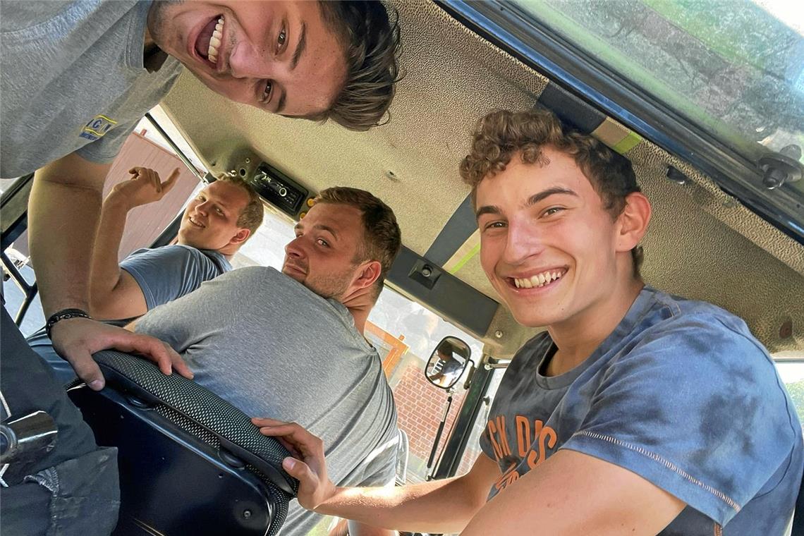 Heiratsantrag auf dem Acker Waren acht Stunden lang beschäftigt, die 17 Buchstaben aufs Feld zu zaubern (von links): Lukas Hasenauer, Fabian Bollinger, Felix Heissenberger und Richard Schwaderer.