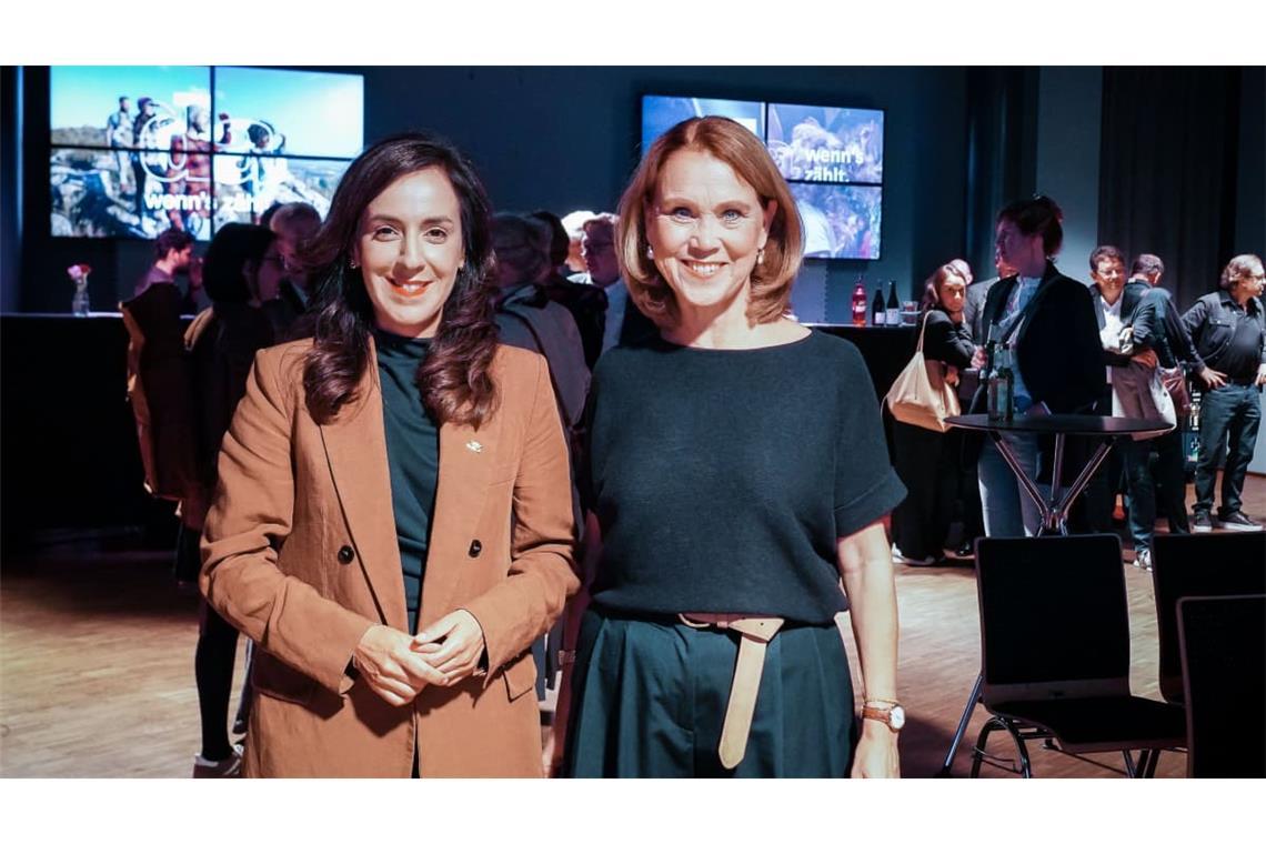 Waren am 6. Oktober im SpardaWelt Eventcenter in Stuttgart Gäste in der Reihe „Kulturgespräch“ unserer Zeitung: Petra Olschowski (rechts), Ministerin für Wissenschaft, Forschung und Kunst Baden-Württemberg, und Nese Erikli, Staatssekretärin im Ministerium für Wissenschaft, Forschung und Kunst.