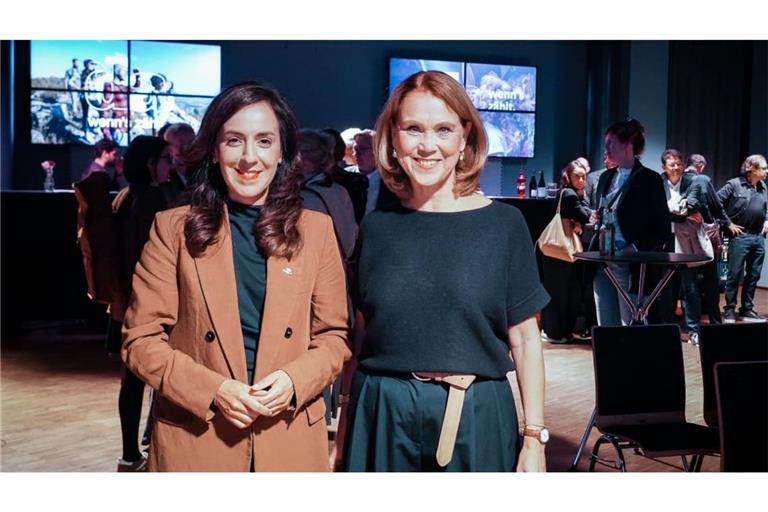 Waren am 6. Oktober im SpardaWelt Eventcenter in Stuttgart Gäste in der Reihe „Kulturgespräch“ unserer Zeitung: Petra Olschowski (rechts), Ministerin für Wissenschaft, Forschung und Kunst Baden-Württemberg, und Nese Erikli, Staatssekretärin im Ministerium für Wissenschaft, Forschung und Kunst.