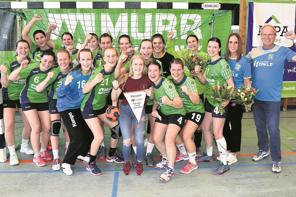 Waren eine Klasse für sich: Die HCOB-Handballerinnen mit Carina Fischer, Tamara Buttler, Ramona Fetzer, Michelle Hoffrichter, Male Schütz, Anna Hug, Denise Schaber, Lea Seybold, Spielertrainerin Judit Lukács, Rosalie Belz, Betreuerin Ronja Braun und Spielleiter Gerold Hug (hinten von links) sowie Anna-Marie Grün, Anna Rosenke, Paula Heitzler, Lea Soffel, Kim Deißer, Dorothea Csauth und Tamara Ellenrieder (vorne). Foto: T. Sellmaier