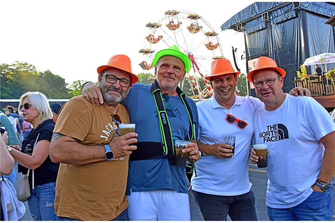 Waren schon bei schlechtem und gutem Wetter beim Heimspiel dabei (von links): Ma...