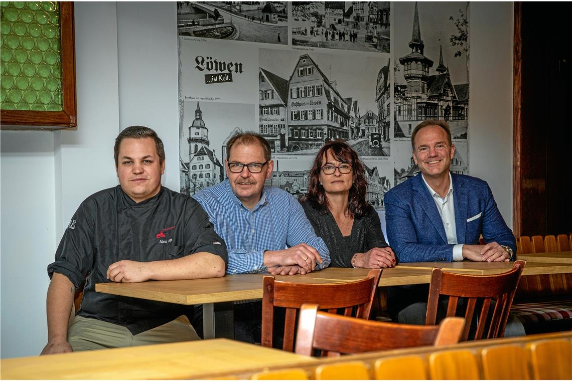 Waren sich vom ersten Gespräch an sympathisch und einig (von rechts): Löwen-Eigentümer Jochen Stroh und die neuen Pächter Simone und Markus Hilt mit Sohn Alexander. Foto: A. Becher