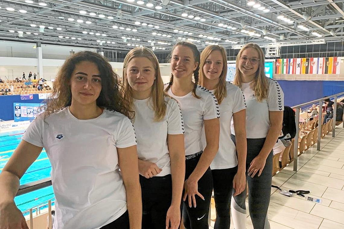 Drei neue Vereinsrekorde aufgestellt Waren wie Trainer Jörg Scheifele sehr zufrieden mit ihren Leistungen (von links): Die TSG-Schwimmerinnen Dilara Gül, Sara Mauthe, Cara Möhle, Chiara Vetter und Emma Schmiedefeld. Foto: privat
