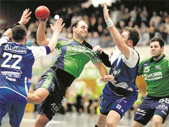 Warf 60 der bislang 507 HCOB-Tore, die lediglich von fünf anderen Drittliga-Teams übertroffen wurden: Kevin Wolf (am Ball). Foto: A. Becher