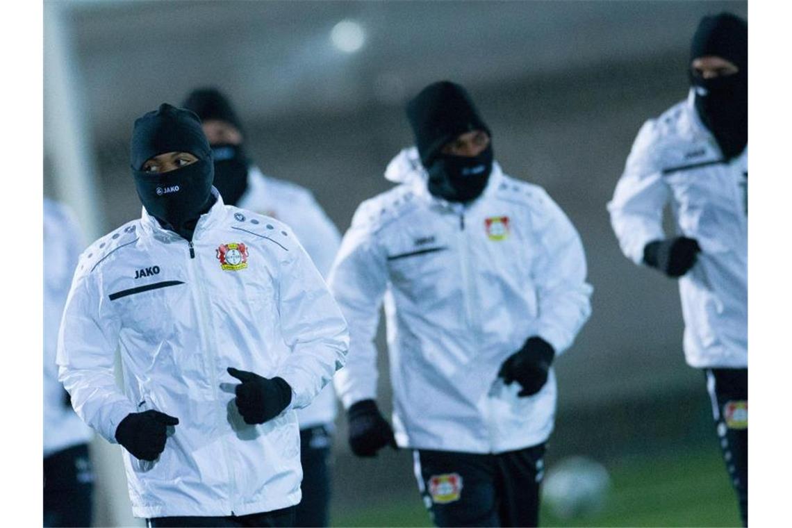 Leverkusen mit Endspiel im Eisschrank Moskau Warm eingepackt: Die Lieverkusen-Profis beim Abschlusstraining in Moskau. Foto: Rolf Vennenbernd/dpa