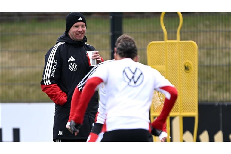 Warm eingepackt verfolgt Bundestrainer Julian Nagelsmann das Geschehen auf dem Trainingsplatz.