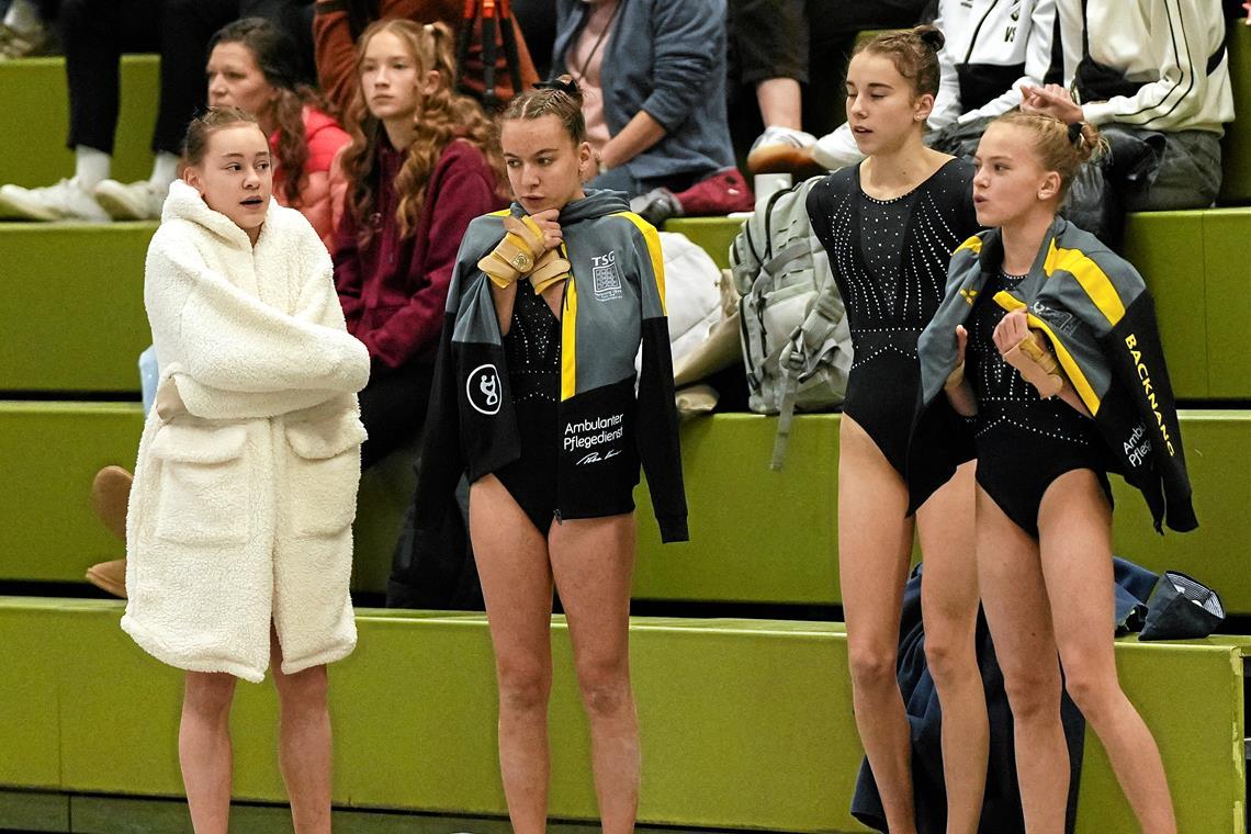 In Backnangs neuem Sporttempel fließt oft nur kaltes Wasser Warm einpacken war in Nürtingen für die Turnerinnen wie Amelie Schilling (links) und Stefanie Sauter angesagt. Foto: Janett Pietsch