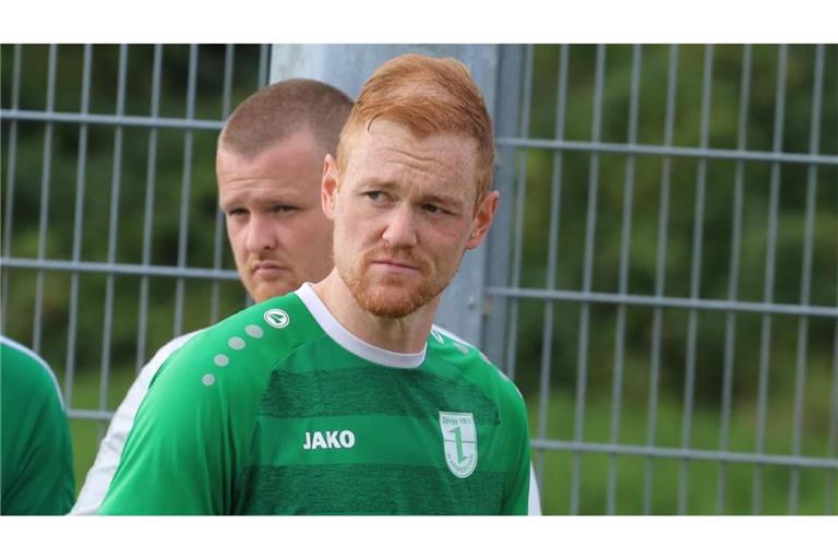 Warmbronn-Trainer Felix Raith war zum Zusehen verdammt - der Anblick gefiel ihm gar nicht. Torwart Gordon Römer (hi.) musste früh&nbsp; vom Feld.