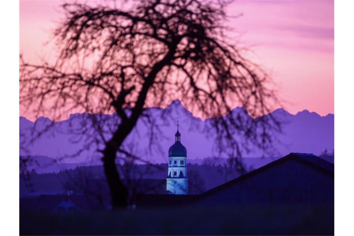 Warmes Föhnwetter in Seekirch (Bayern): Auch die über hundert Kilometer entfernten Alpen sind nicht wirklich weiß. Foto: Thomas Warnack/dpa