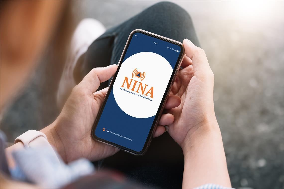 Bundesweiter Sirenen-Warntag am 12. September Warn-Apps wie Nina sind nur ein Baustein von vielen. Am Ende kommt es auf dem Mix an. Foto: Adobe Stock/Natee Meepian