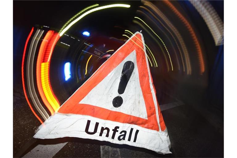 Warndreieck mit dem Schriftzug „Unfall“ steht auf der Straße. Foto: Patrick Seeger/Archivbild