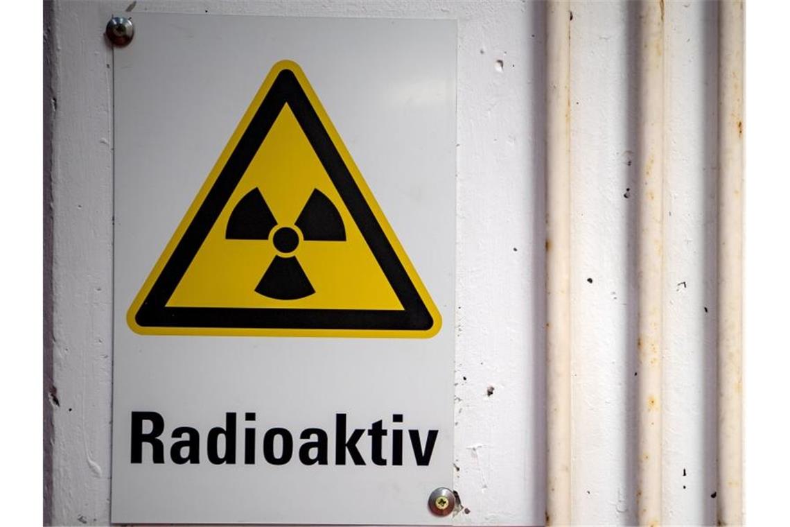 Warnhinweis "Radioaktiv". Foto: Sina Schuldt/dpa/Archivbild
