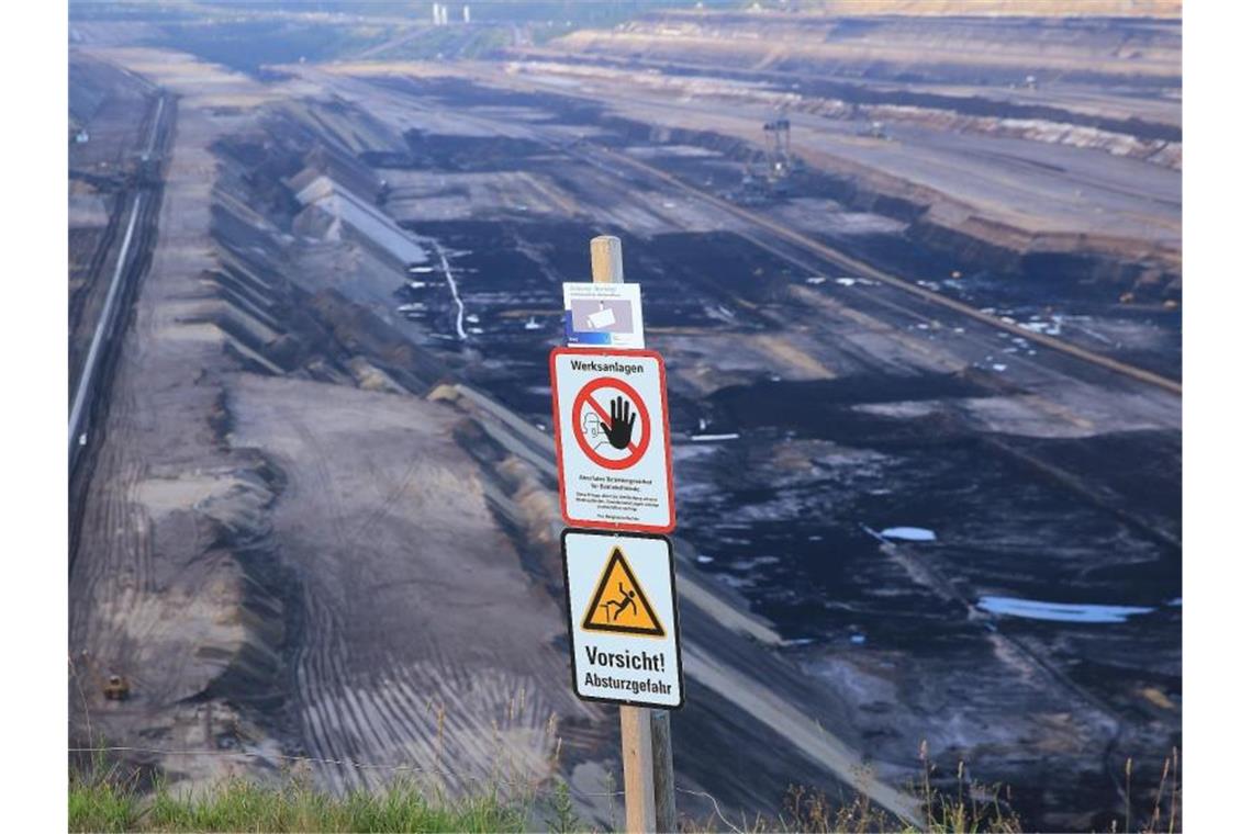 Warnschild an der Abbruchkante des Tagebaus Garzweiler: RWE warnt vor lebensgefährlichen Risiken auf seinem Betriebsgelände. Foto: David Young