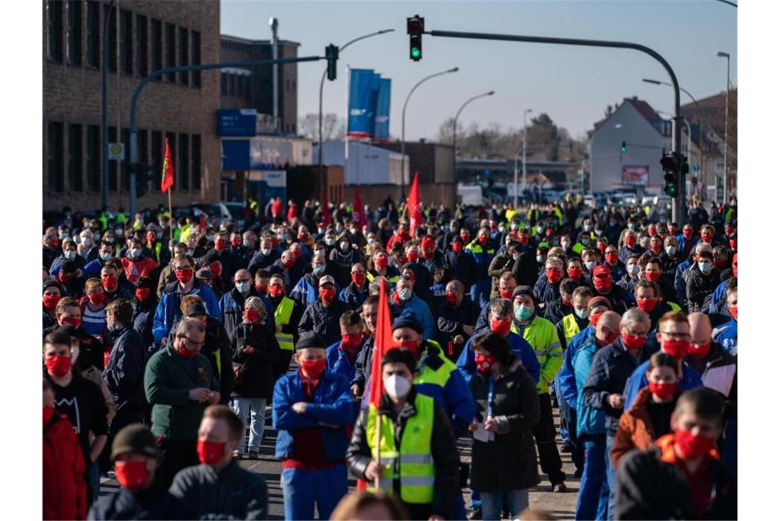 IG Metall zählt 60.000 Teilnehmer an Warnstreiks Warnstreik der IG Metall in Schweinfurt. Foto: Nicolas Armer/dpa