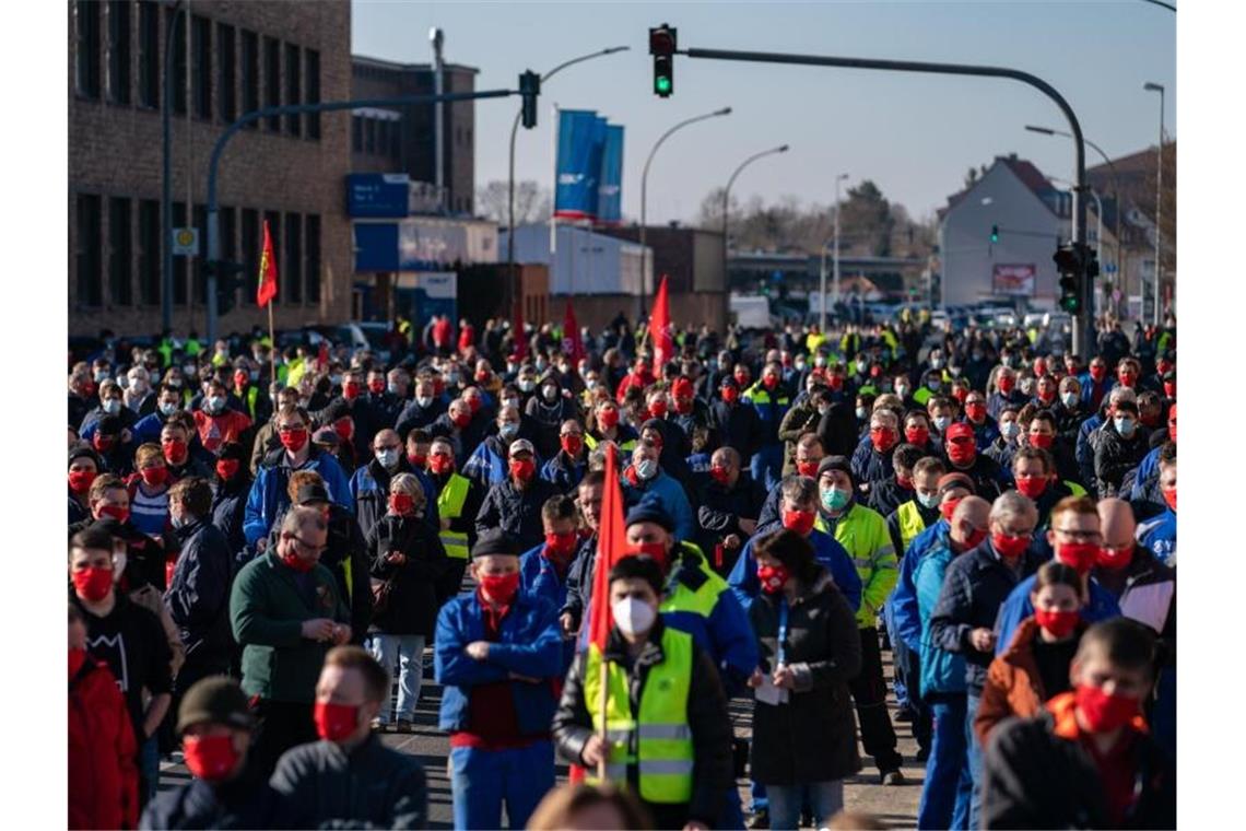 Warnstreik der IG Metall in Schweinfurt. Foto: Nicolas Armer/dpa