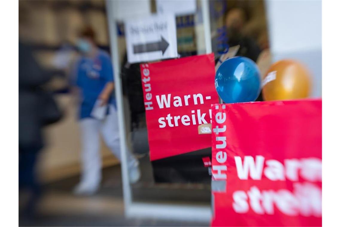 „Warnstreik!“ im Klinikum Gütersloh: Da die zweite Runde der Tarifverhandlungen mit den öffentlichen Arbeitgebern von Bund und Kommunen in Potsdam ergebnislos geblieben war, hatten die Gewerkschaften Warnstreiks angekündigt. Foto: Friso Gentsch/dpa