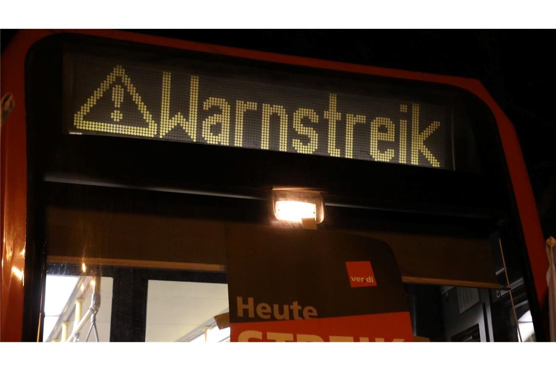 "Warnstreik" steht auf der Anzeige einer Stadtbahn in Köln.