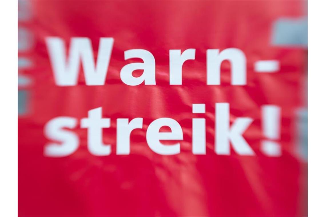 „Warnstreik!“ steht auf einem Schild. Foto: Friso Gentsch/dpa/Symbolbild
