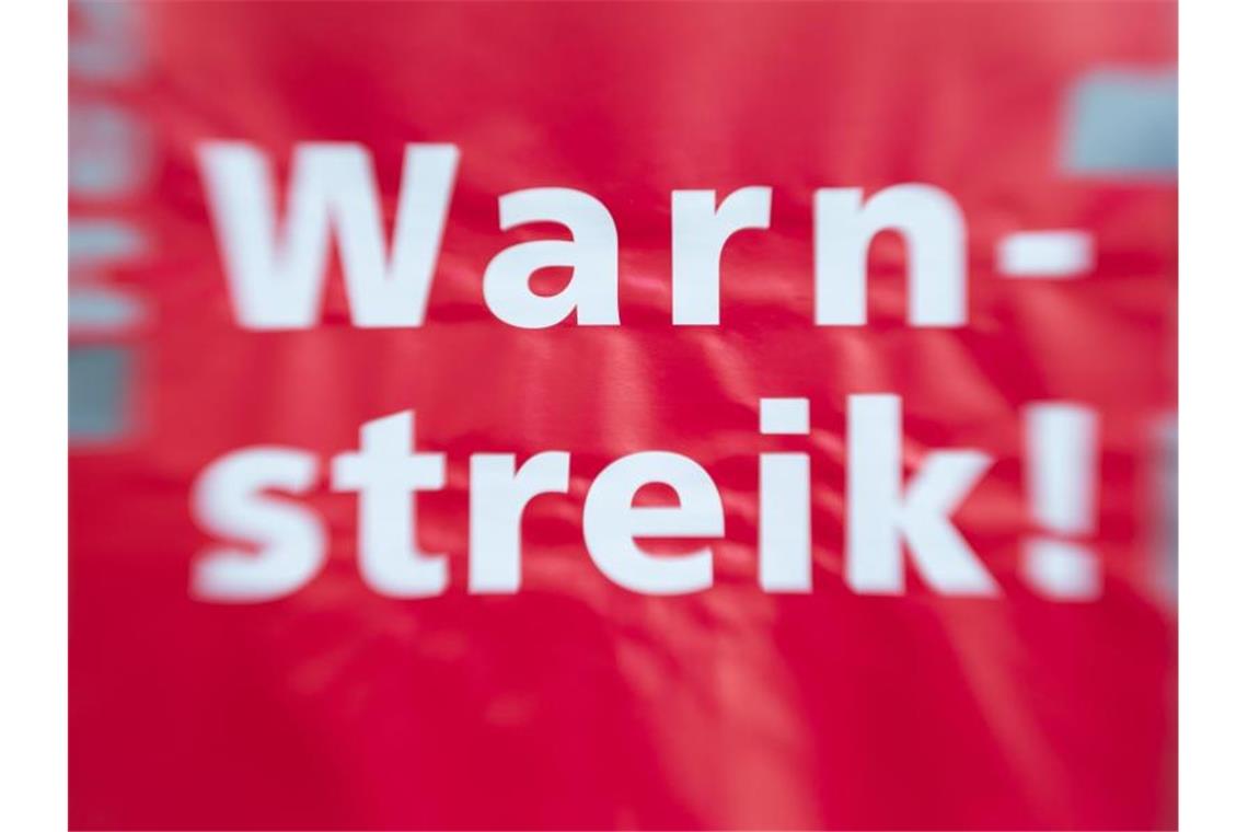 Über 200 Psychiatrie-Mitarbeiter bei Warnstreik „Warnstreik!“ steht auf einem Schild. Foto: Friso Gentsch/dpa/Symbolbild